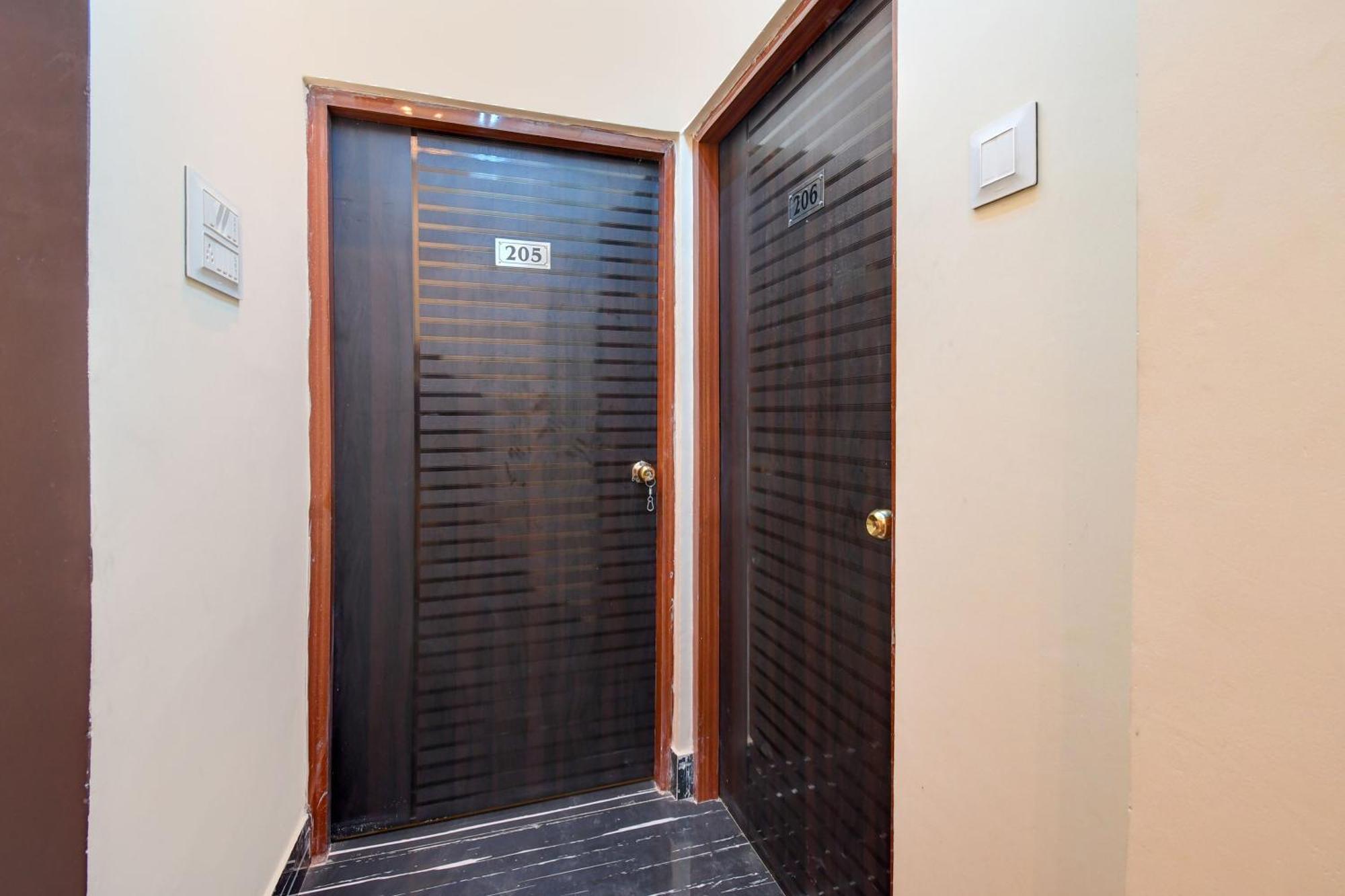 Hotel O Chilli Pepper Hotel And Restaurant Колката Екстериор снимка